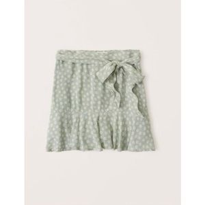 Abercrombie & Fitch ruffle hem skort l Size S